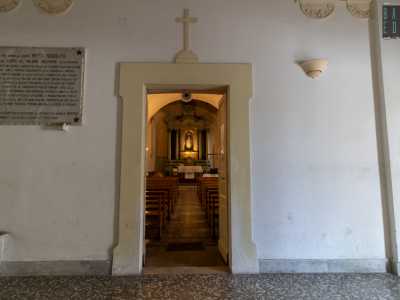 Di fronte a noi abbiamo tre porte, quella di destra sovrastata da una piccola croce: l�ingresso della cappella di Santa Colomba